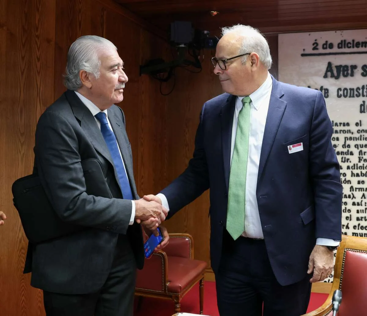 Los consumidores podrían ver reducidas sus facturas eléctricas gracias a un ahorro de 800 millones para Iberdrola y Endesa.