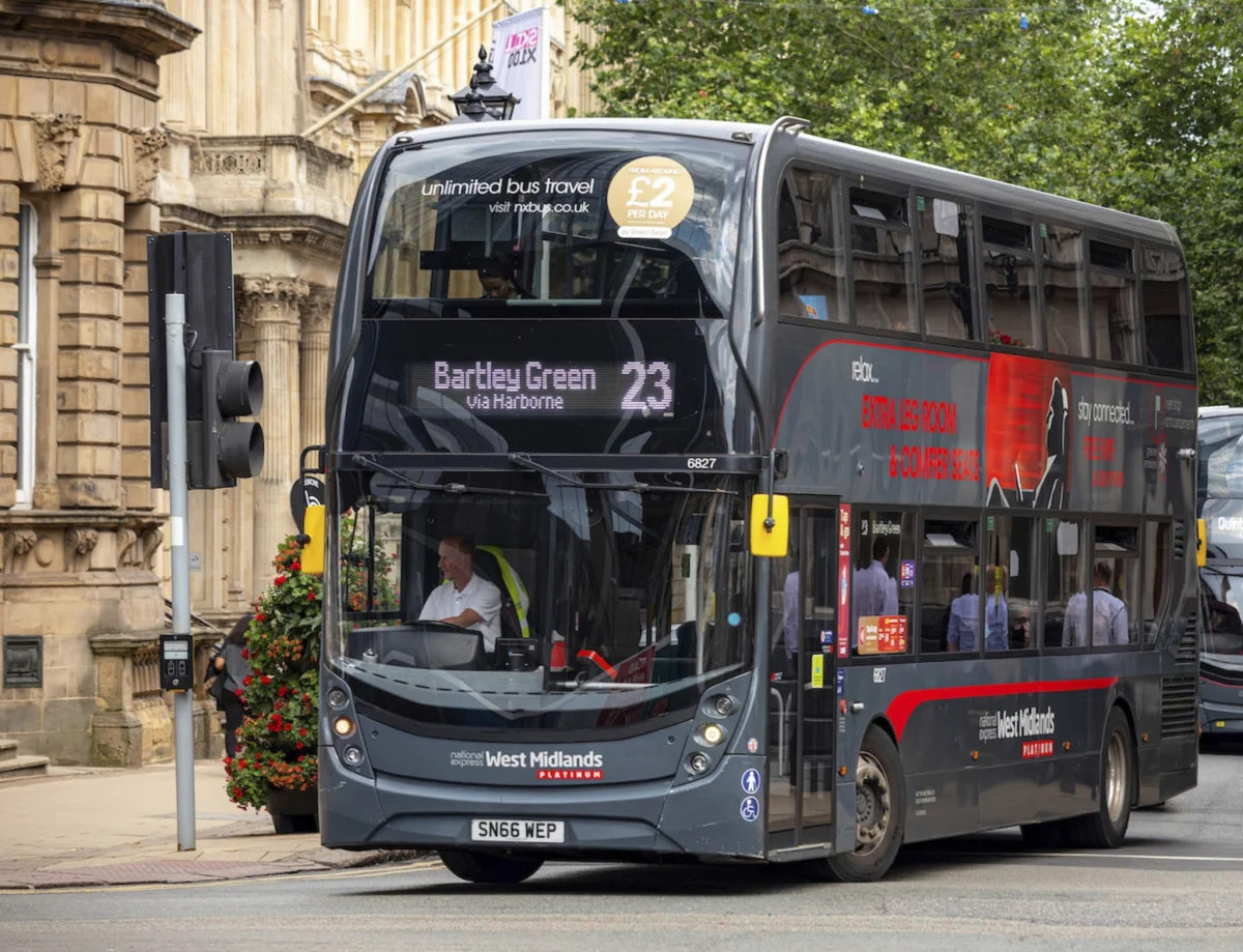 Los Cosmen aumentan sus ingresos tras adquirir el servicio de autobuses británico
