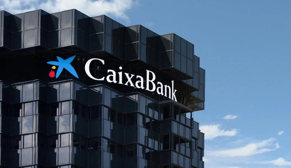 Los empleados de CaixaBank se movilizan ante la inestabilidad salarial y cambios en la dirección