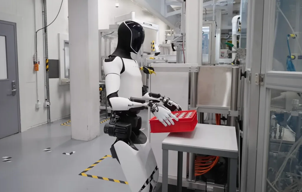 Los empleados de Tesla dudan al entrenar a Optimus, lo que frena su desarrollo