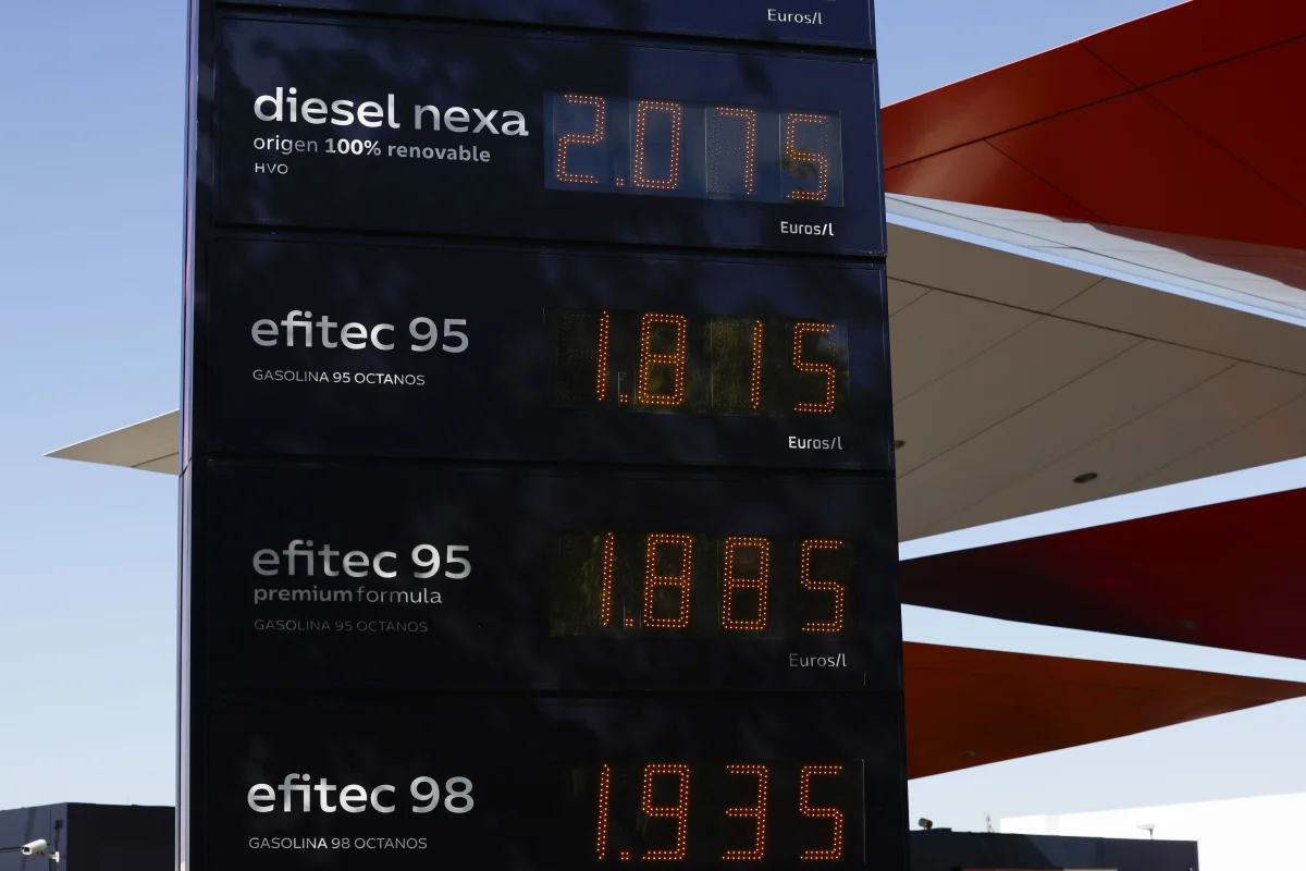 Los españoles enfrentan el mayor aumento de precios de carburantes en dos décadas durante el verano