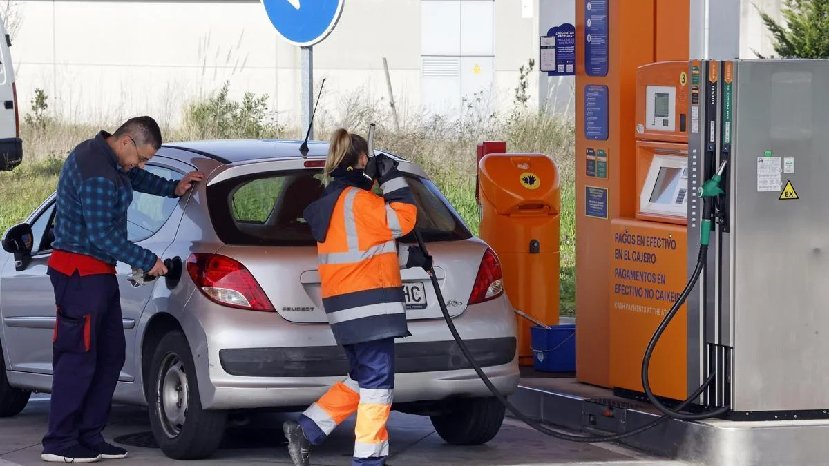 Los impuestos elevan el precio de la gasolina, afectando a millones de conductores en España