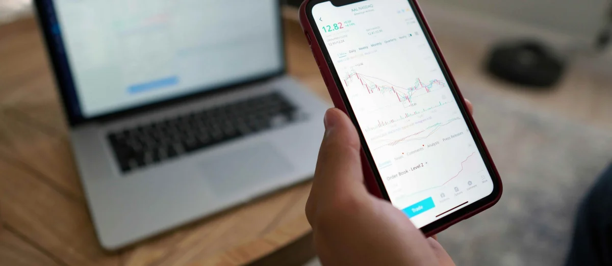 Los jóvenes se adentran en las finanzas: BlackRock y XTB lanzan un innovador videojuego educativo