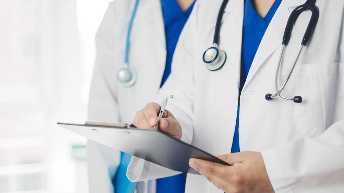 Los médicos autónomos buscan protección legal ante posibles restricciones de Sanidad