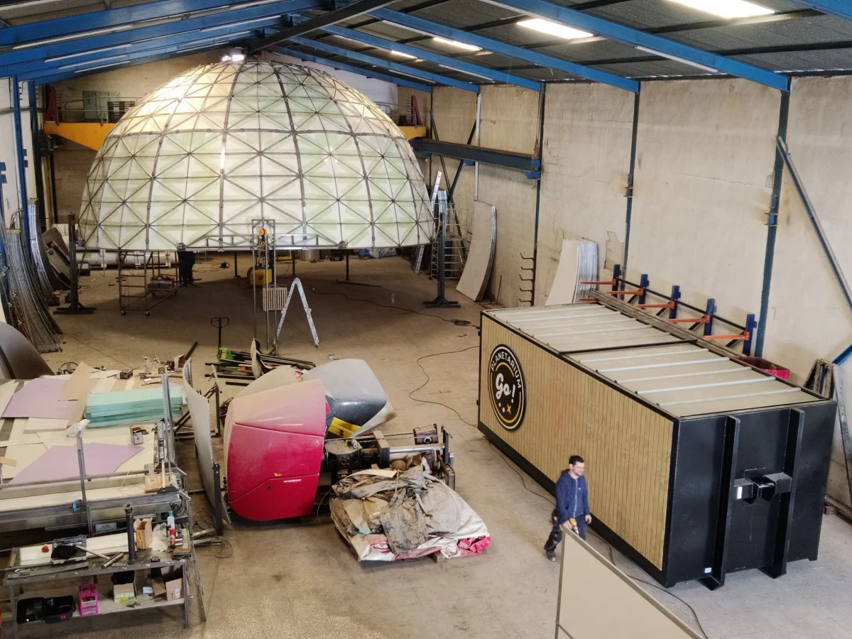 Los planetarios móviles españoles desafían el mercado del entretenimiento en el Reino Unido