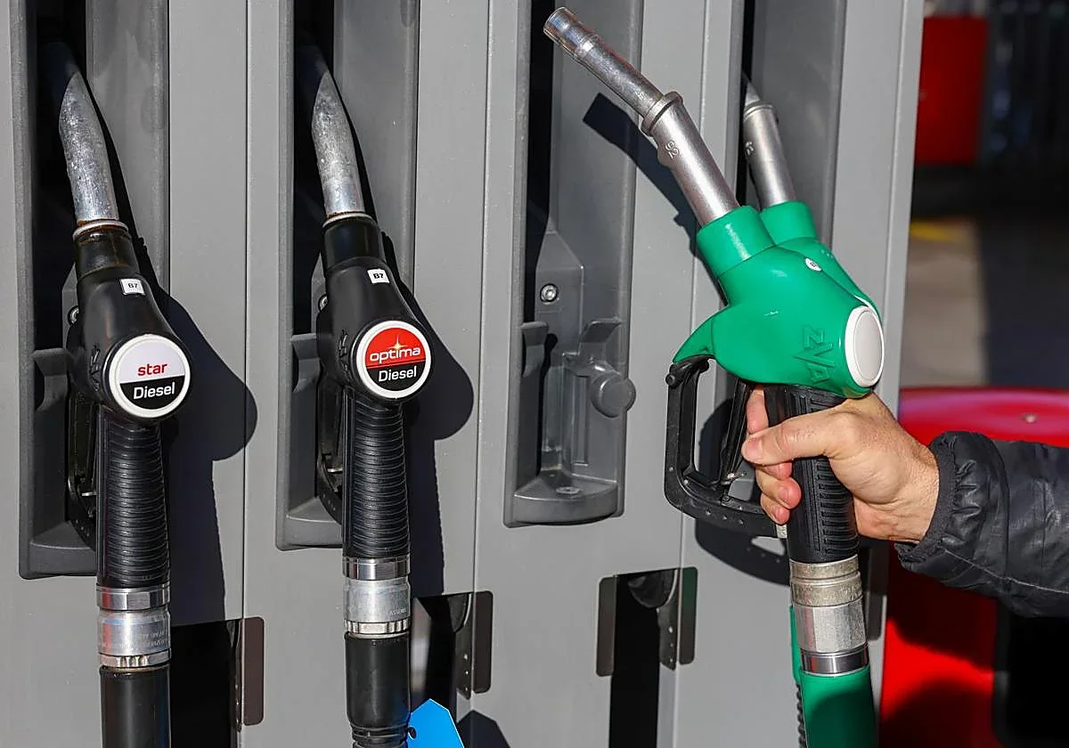 Los precios de los carburantes caen a mínimos anuales, alivio para los viajeros navideños