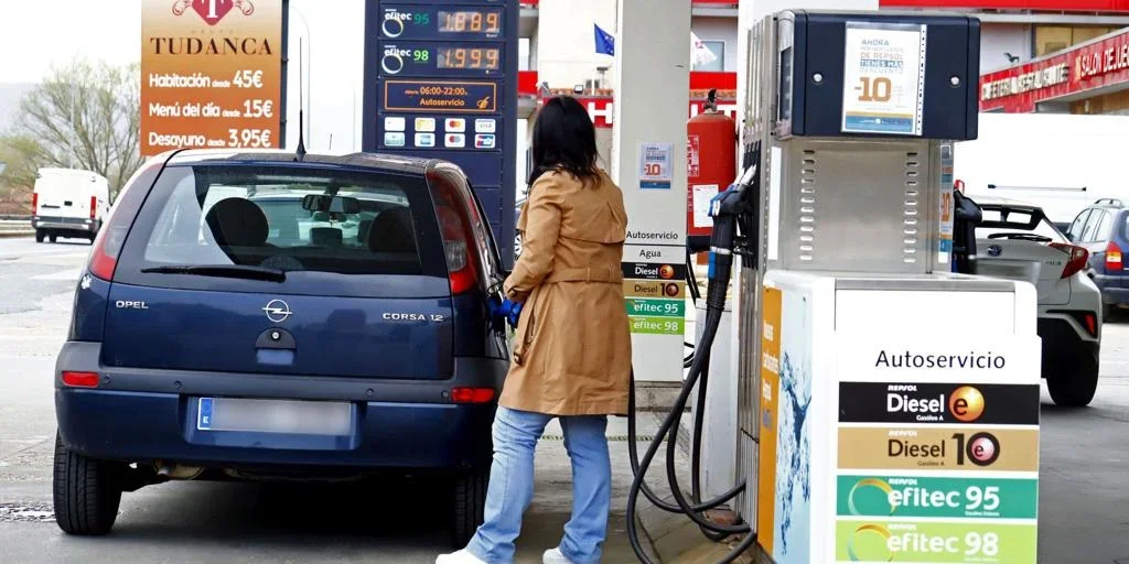 Los precios del combustible se disparan en el fin de semana, afectando a miles de conductores