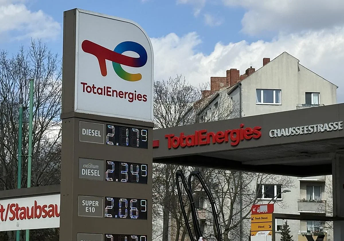 Los precios del petróleo podrían caer tras la liberación de 400 millones de barriles por la AIE