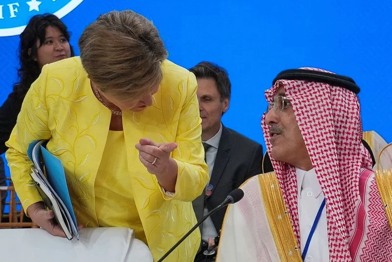 Los precios del petróleo se mantienen estables ante la advertencia de Arabia Saudí sobre la producción