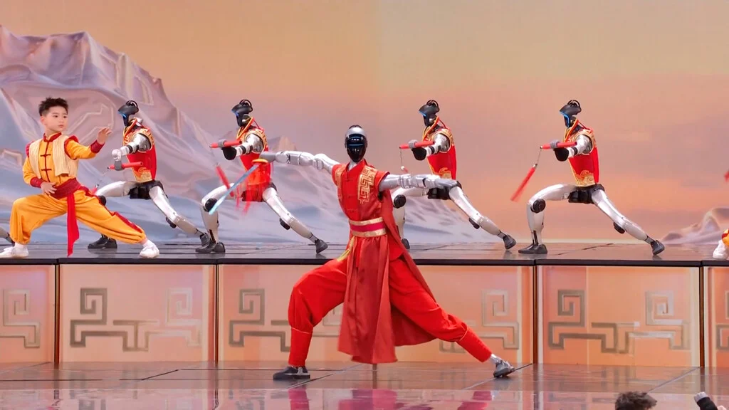 Los robots humanoides de China sorprenden en televisión con sus habilidades en kung-fu