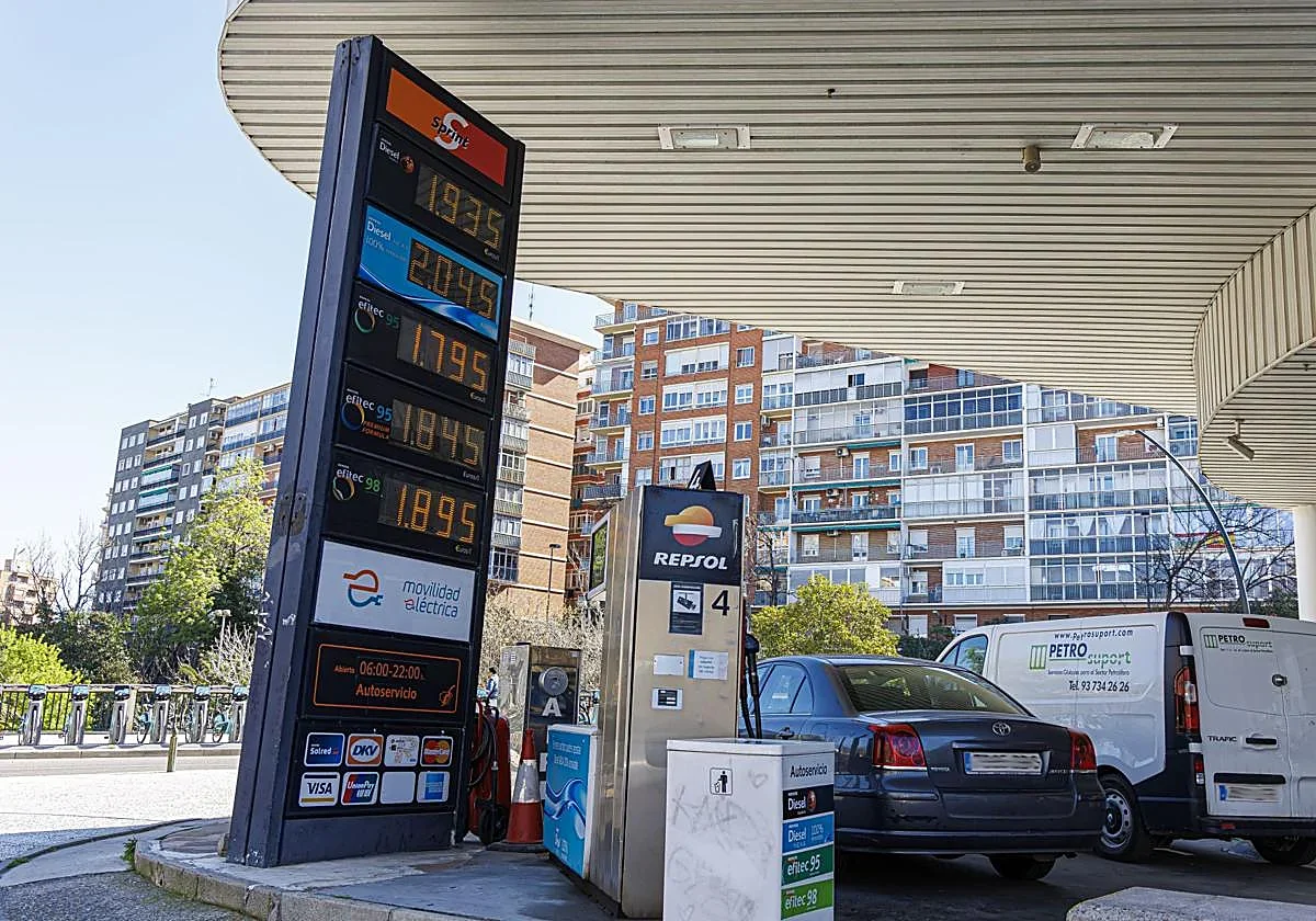 Los transportistas protestan tras el encarecimiento del gasóleo en 47 céntimos en diez días