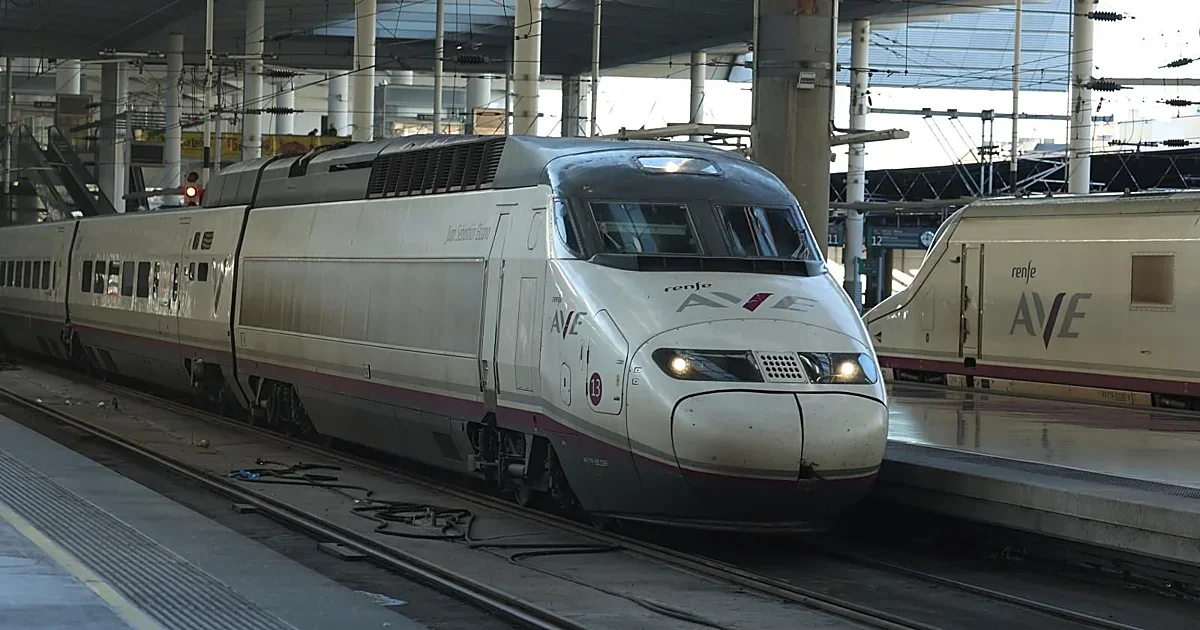 Los usuarios de Renfe y Adif en alerta tras hackeo con IA que expone sus datos personales