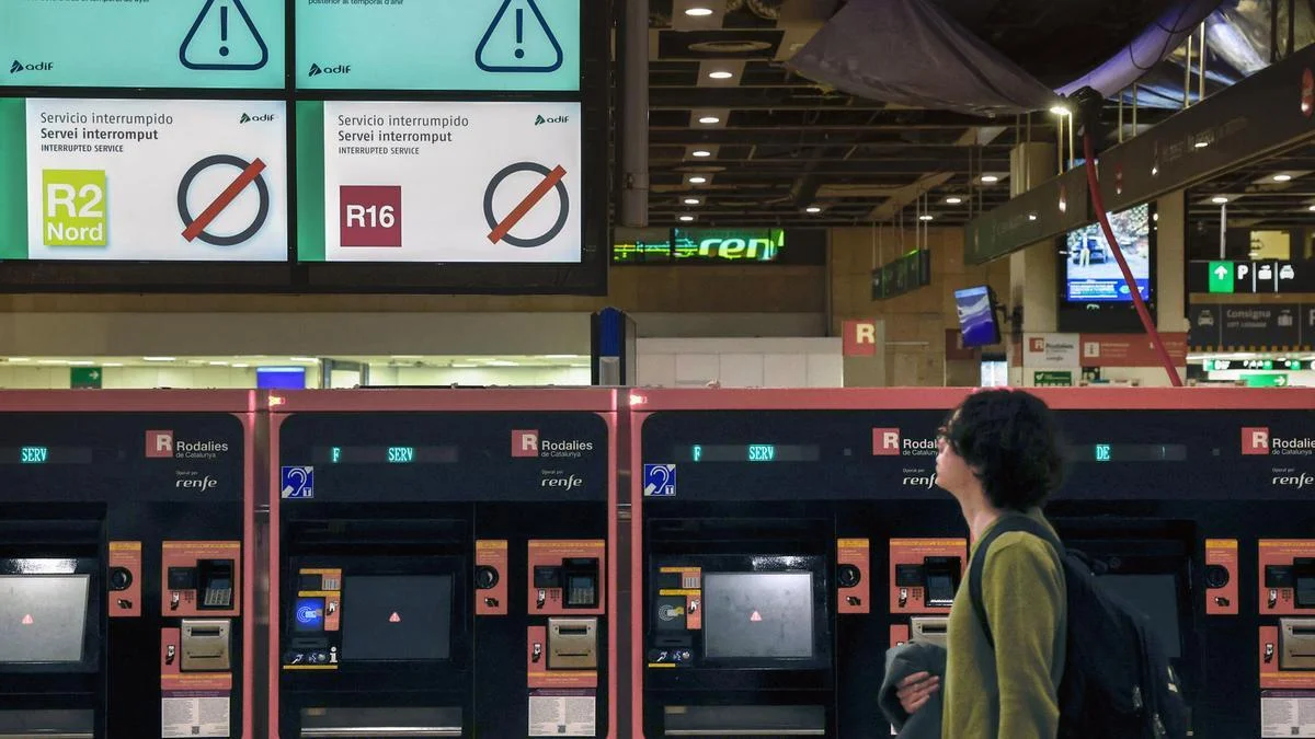 Los usuarios de Rodalies se ven afectados por la suspensión del tráfico de trenes en Cataluña