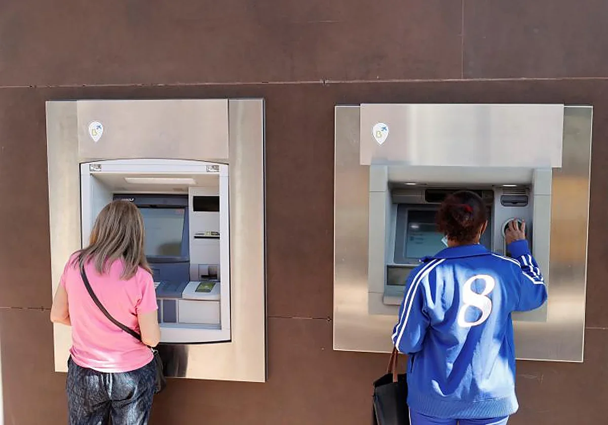 Los usuarios pierden acceso a efectivo gratuito: comisiones bancarias en aumento