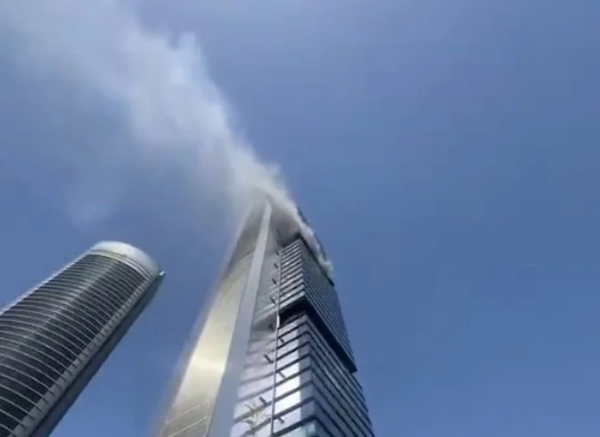 Los vecinos de la Torre Moeve desolados tras el devastador incendio que la arrasa