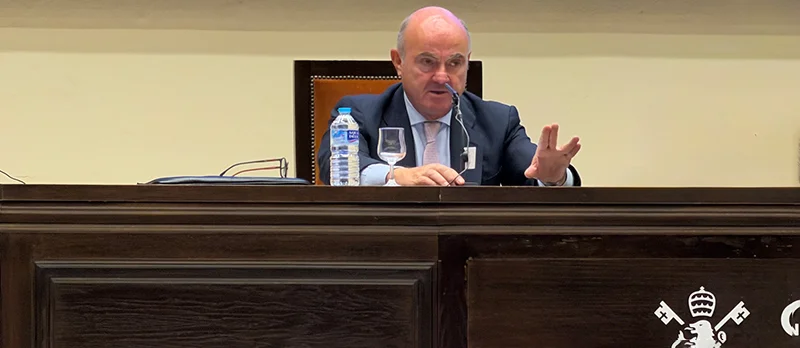 Luis de Guindos alerta sobre el riesgo económico, afectando a inversores y ahorradores