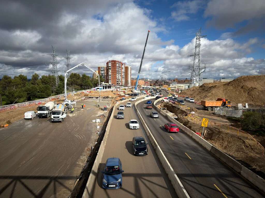Madrid invierte seis millones en renovar carreteras: 19.000 toneladas de asfalto este verano