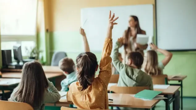 Más de 260.000 profesores interinos regresan a las aulas tras tres meses sin empleo