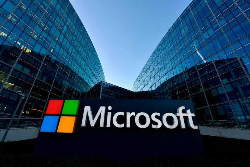 Microsoft enfrenta críticas tras despedir 6.000 empleados y contratar 6.300 extranjeros