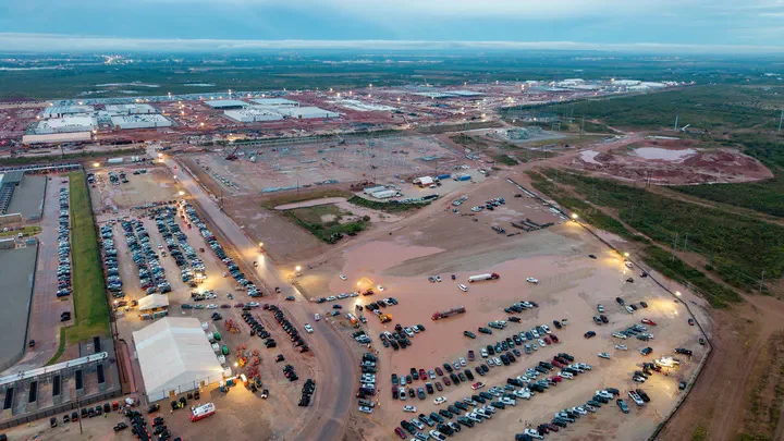 Microsoft recorta inversión en IA, pero acelera para no perder terreno en el mercado