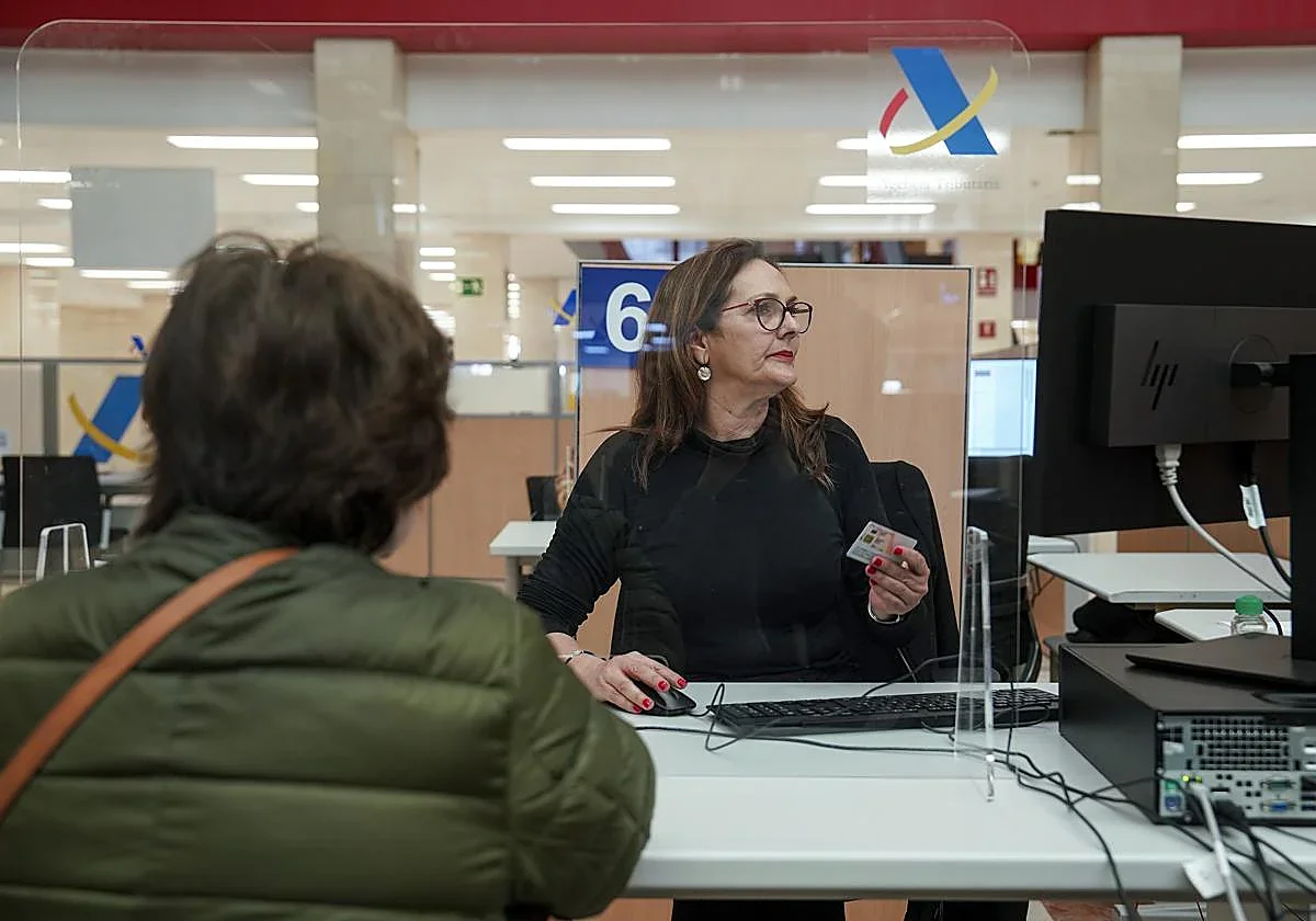Miles de jubilados aguardan la devolución del IRPF mientras se prolonga el proceso