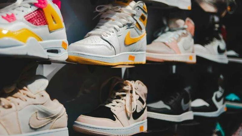 Nike enfrenta caída del 32% en beneficios, mientras sus ingresos alcanzan 12.400 millones