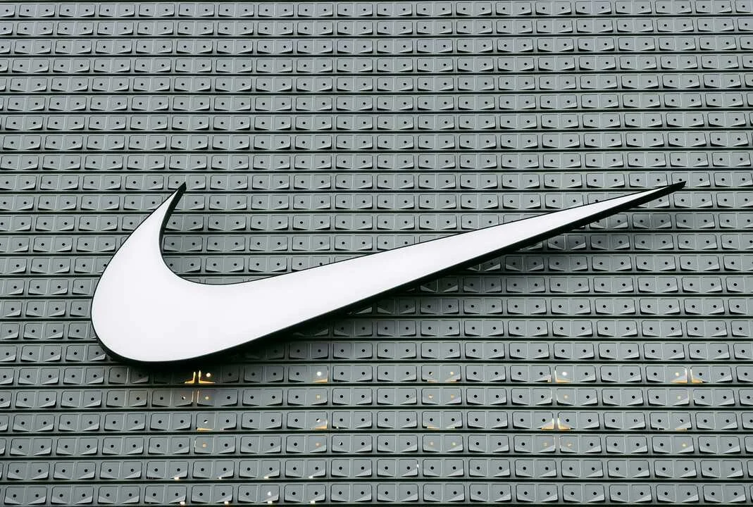 Nike enfrenta su mayor caída en 12 años, afectando a inversores y acciones deportivas