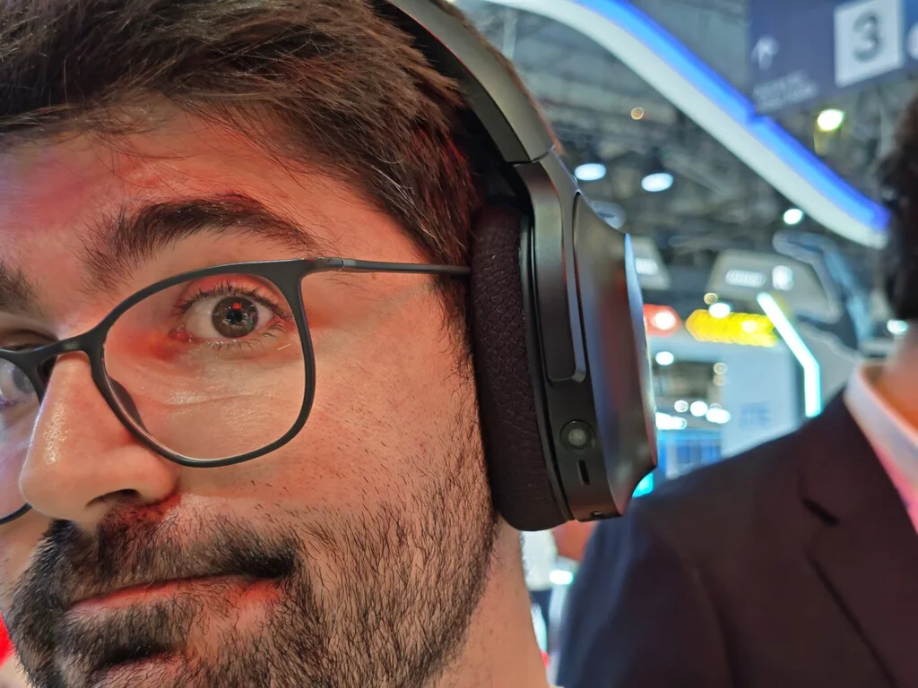 Razer revoluciona el audio: auriculares con cámaras y IA transforman la experiencia sonora