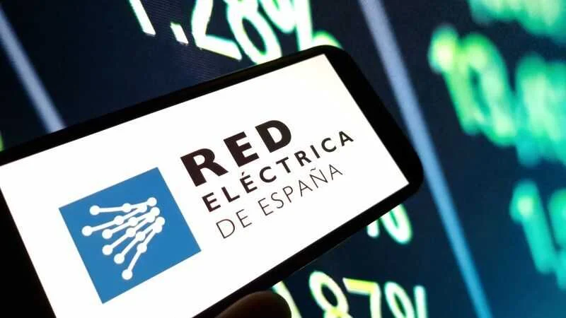 Redeia enfrenta desafíos financieros tras el recorte de Fitch a su rating a BBB+