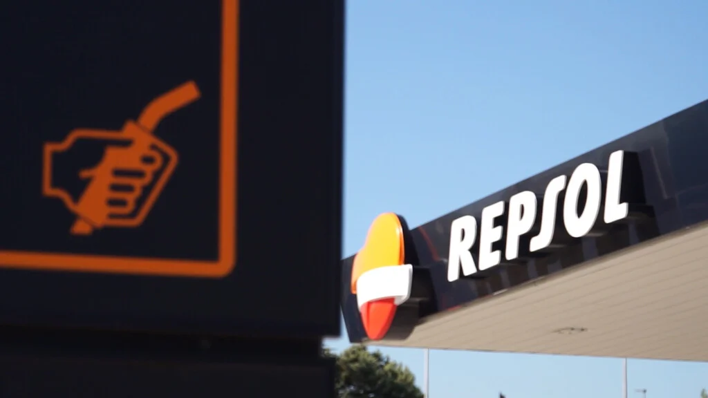 Repsol enfrenta una multa de 20,5 millones mientras el Gobierno apoya sus descuentos en gasolina