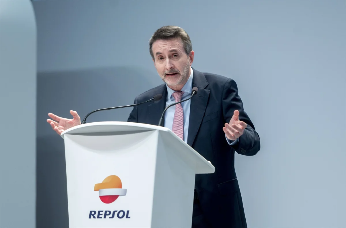 Repsol se prepara para un beneficio récord tras el cierre estratégico de Ormuz