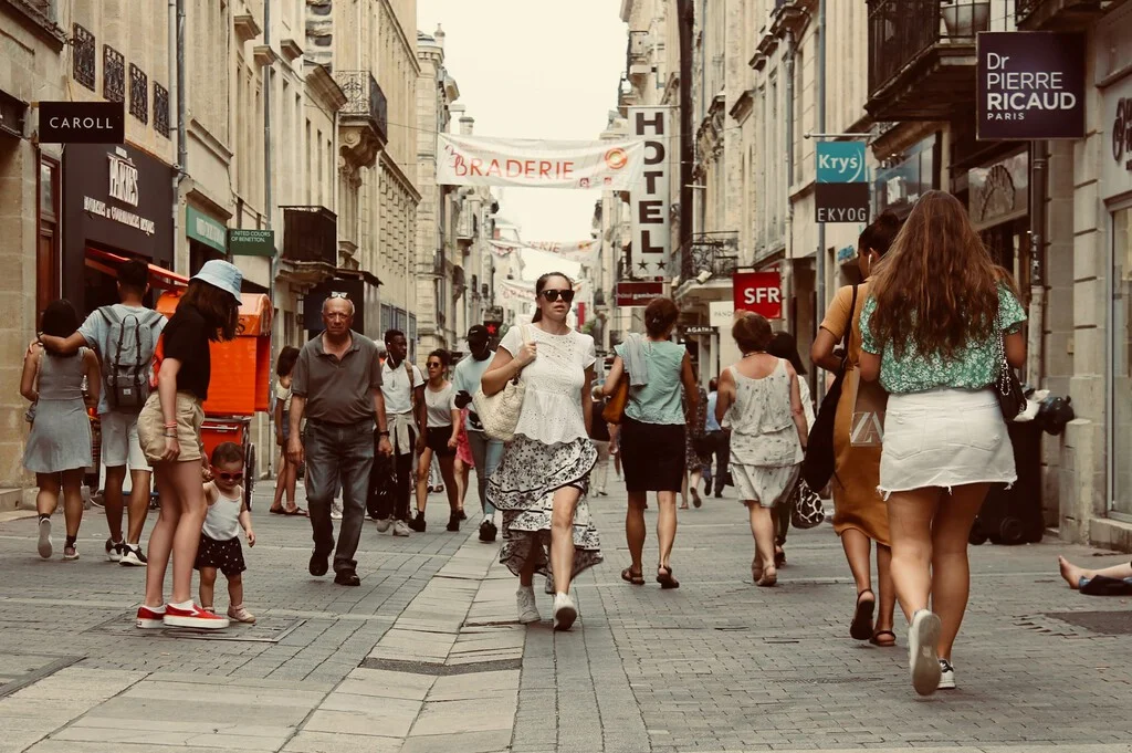 Revoluciona tu armario: cómo elegir camisetas negras para combatir el calor este verano