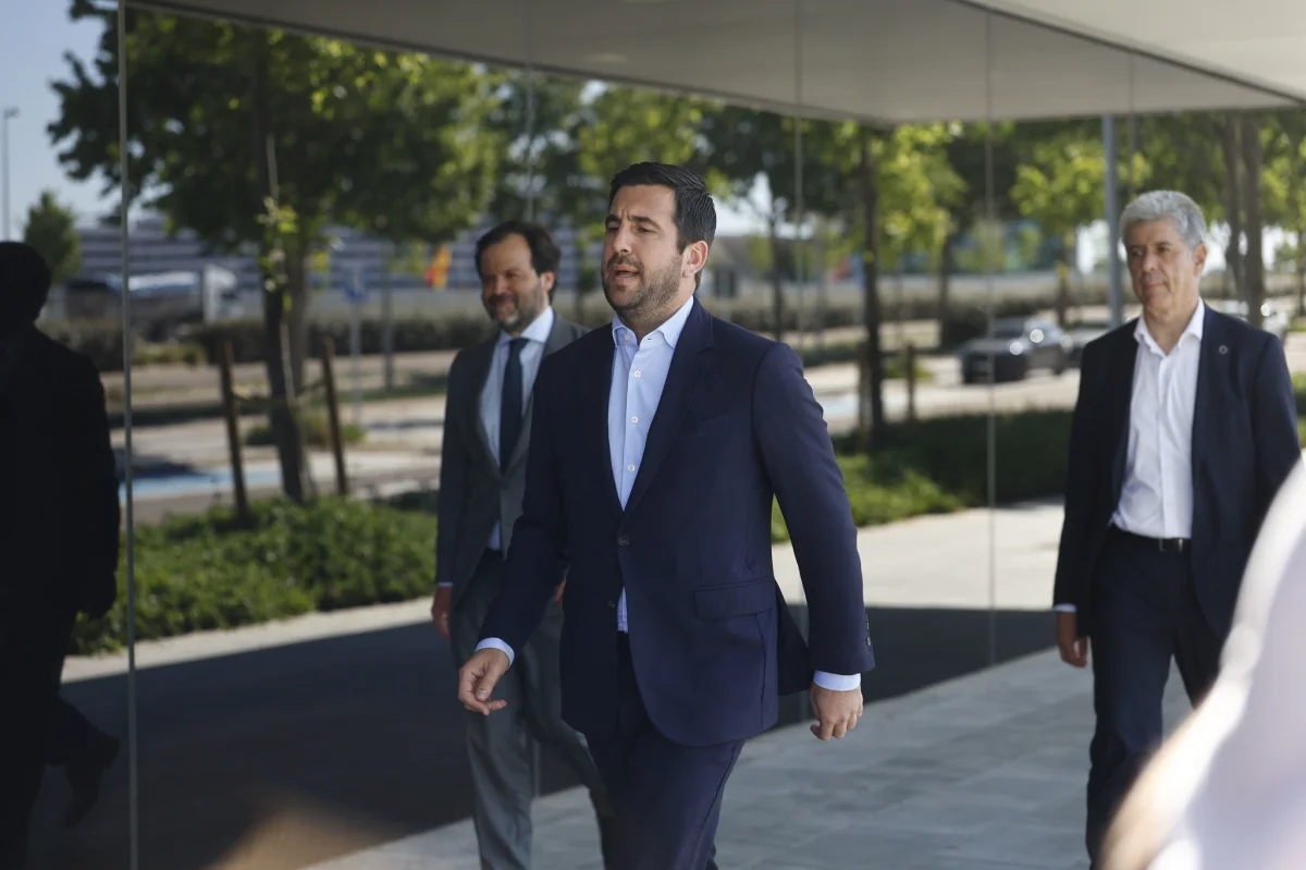 Riquelme se lanza a la carrera por la presidencia del Real Madrid ante Florentino Pérez