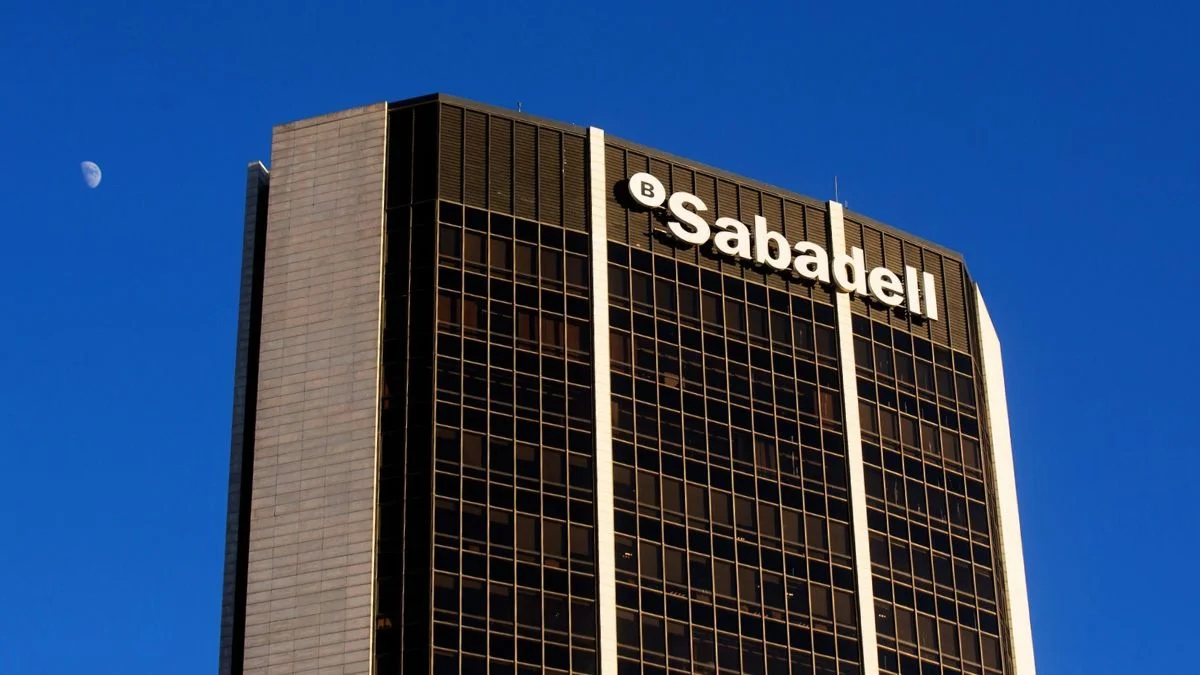 Sabadell enfrenta presión con 86M€ en cortos tras el fracaso de la opa de CaixaBank