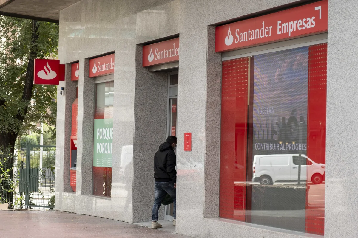 Santander busca 10.000 clientes en farmacias, transformando el sector financiero local