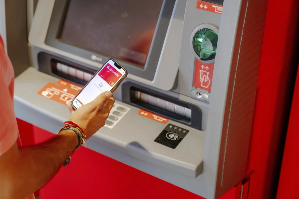 Santander facilita la conectividad global: 'eSIM' disponible en 160 países desde su app
