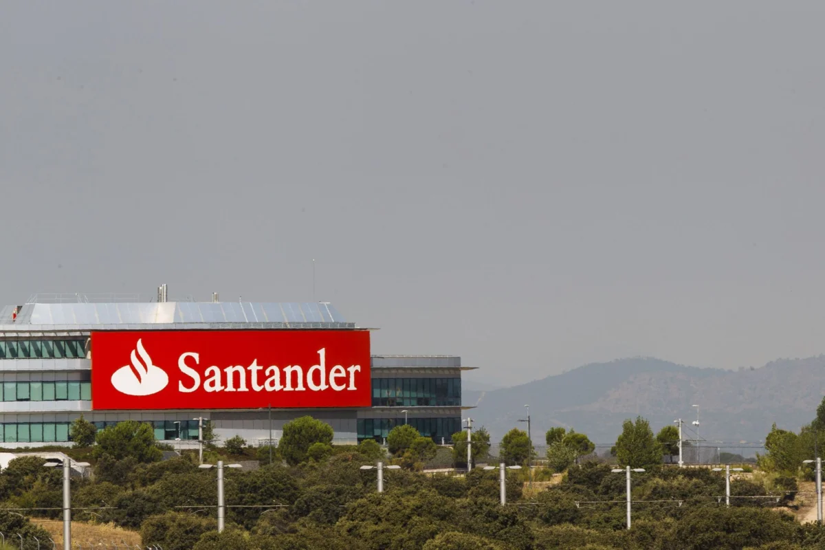 Santander prepara un ERE que afectará a cientos de empleados en el sector tecnológico