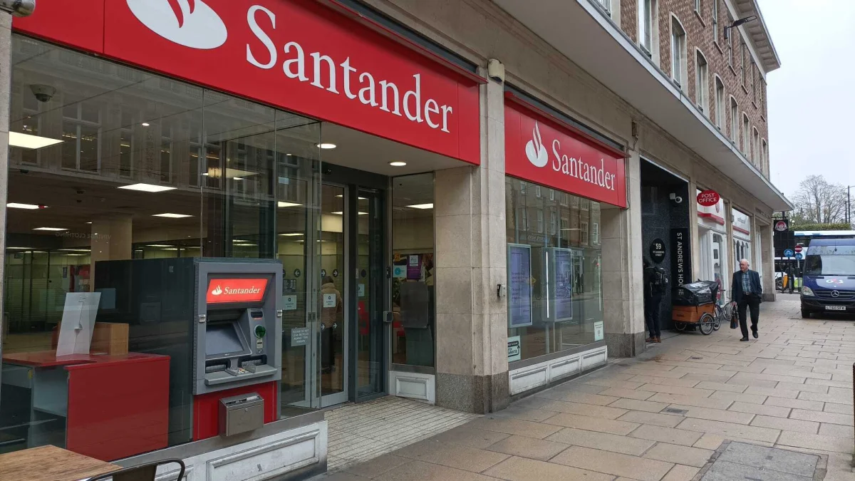 Santander UK reduce plantilla en 2.600 puestos, ¿qué impacto tendrá en el mercado laboral?