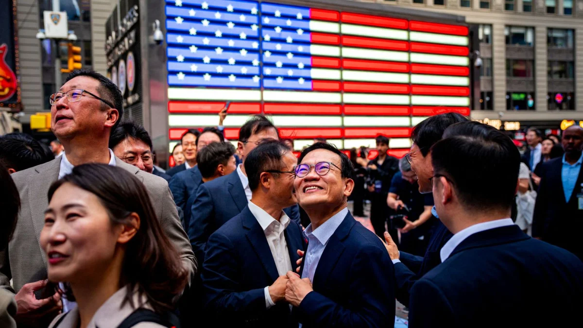 SK Hynix registra una caída histórica del 15% en su debut en Wall Street, preocupando a inversores.