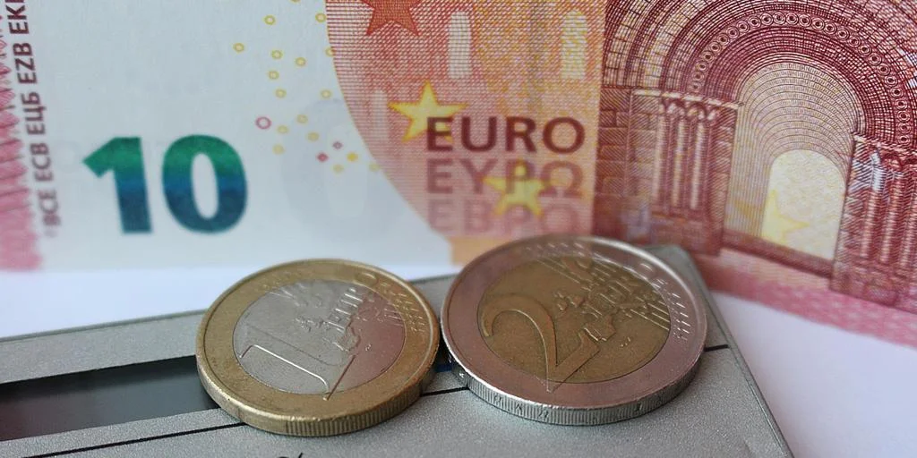 Solteros requieren casi 60.000 euros anuales para igualar el nivel de vida de parejas