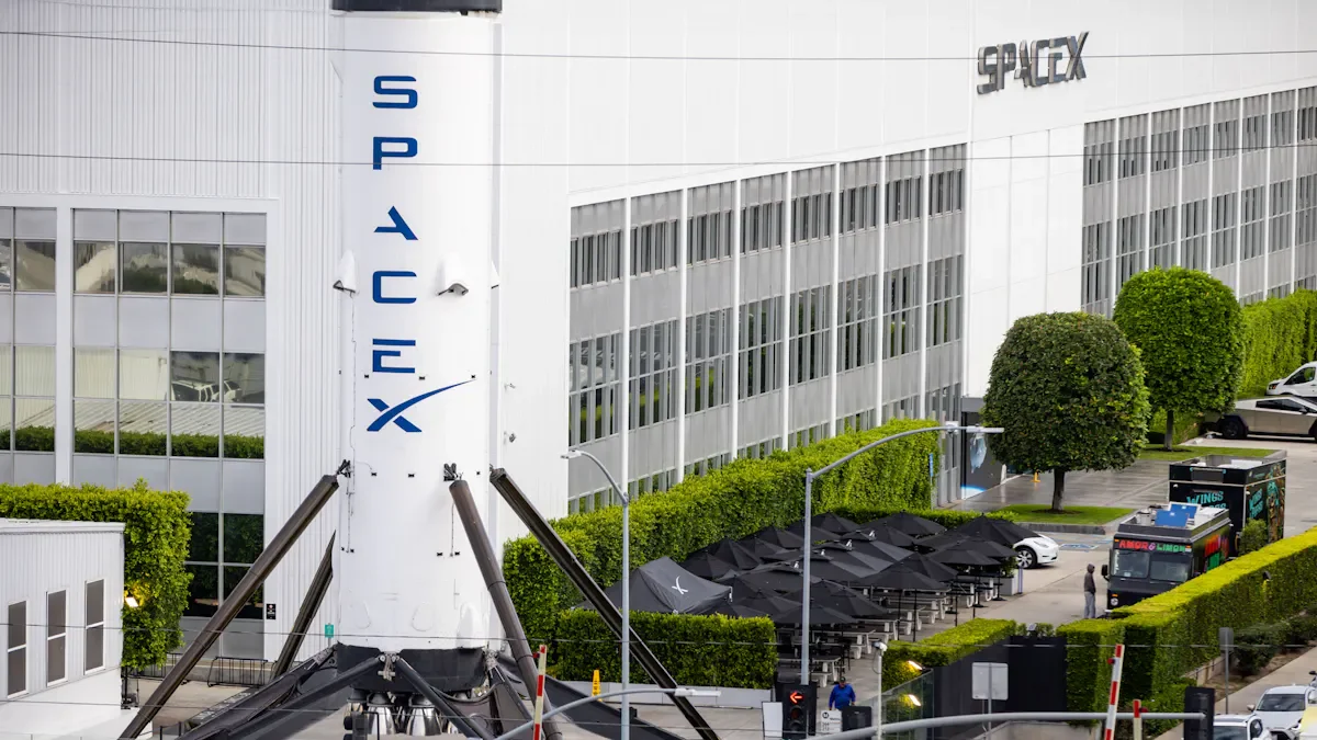 SpaceX enfrenta un aumento de deuda de 23.000 millones que podría afectar sus proyectos futuros.