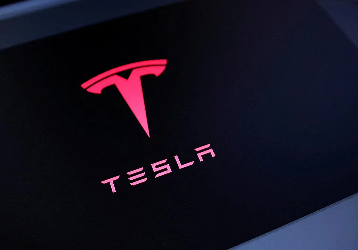 Tesla mejora su posición financiera: 1.000 millones de dólares en superávit de caja