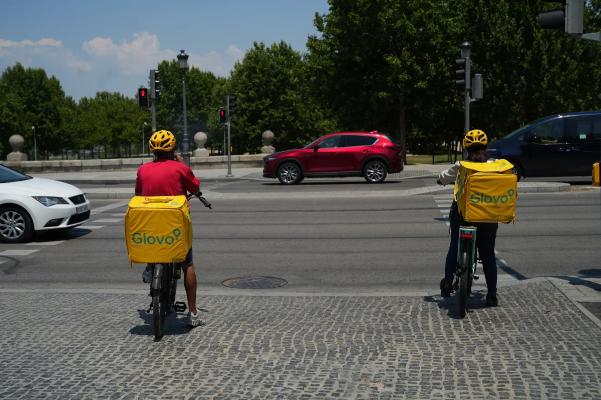 Uber enfrenta sanciones de hasta 860 millones mientras negocia la compra de Glovo en España