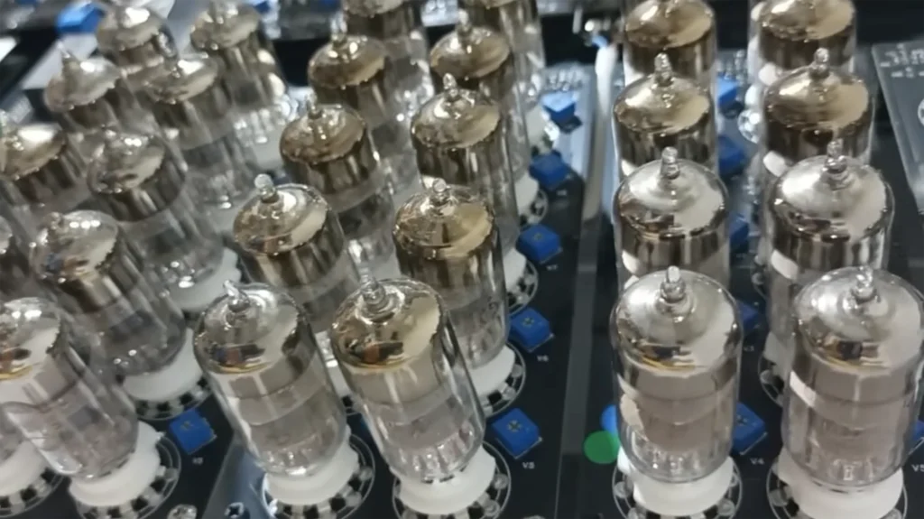 Un ordenador de válvulas de los 50 revive tecnología retro, pero requiere 15 minutos de espera