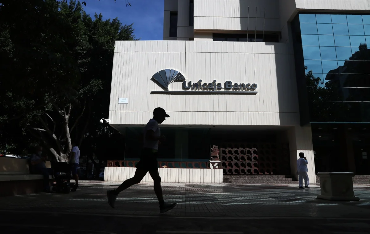 Unicaja lidera el crecimiento del sector bancario en verano con un 15% de aumento en acciones