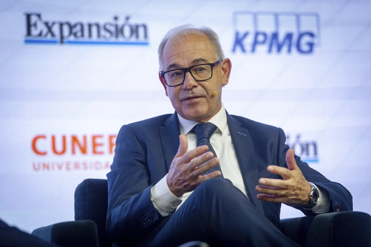 Unicaja refuerza su banca empresarial con talento de Santander, Bankinter y BBVA