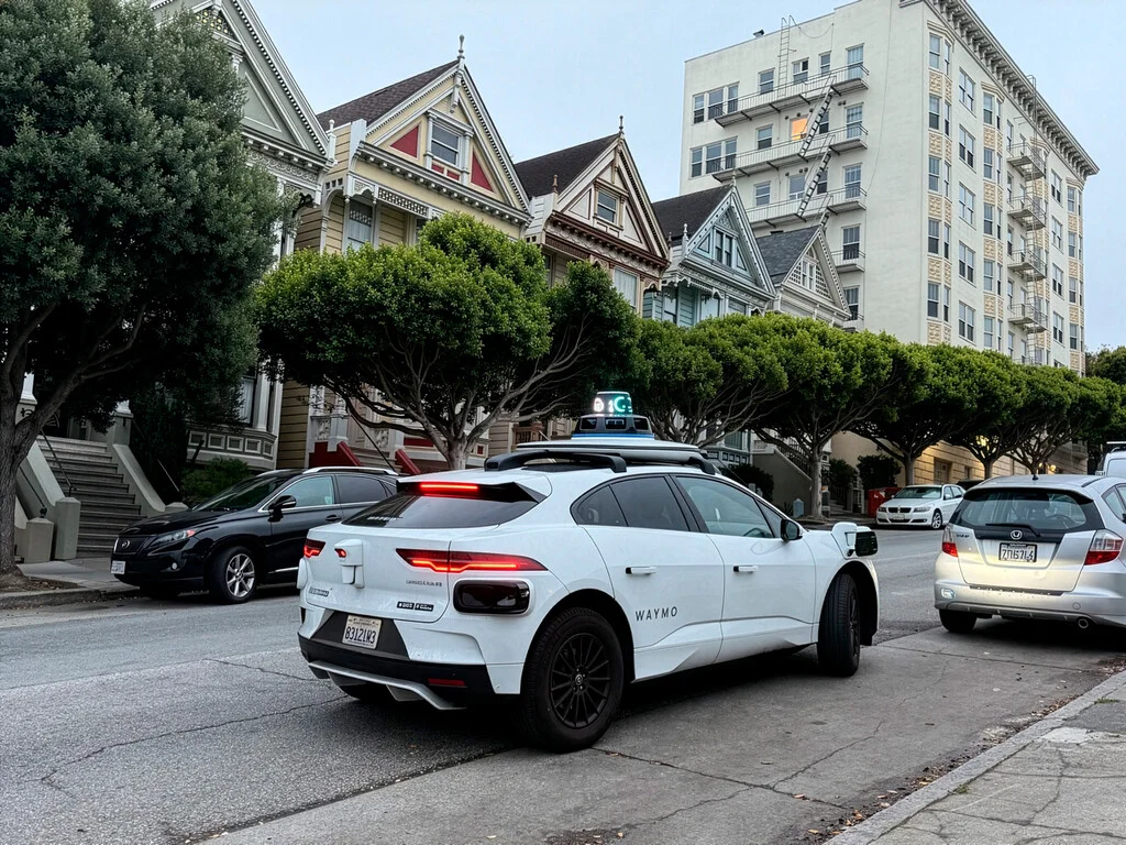 Waymo gasta recursos en repartidores para optimizar su flota de robotaxis